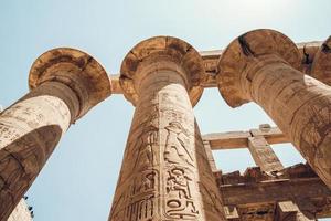 colonne con geroglifici nel tempio di karnak a luxor, in egitto. viaggio foto