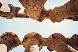 colonne con geroglifici nel tempio di karnak a luxor, in egitto. viaggio foto