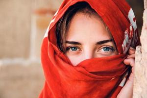 donna con gli occhi azzurri nel tradizionale panno islamico foto