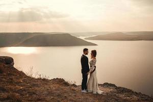 coppia sposata che si tiene per mano su una montagna foto