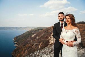 coppia sposata che si tiene per mano su una montagna foto