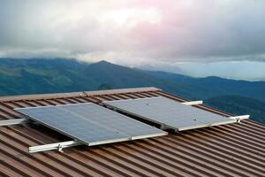 solare pannelli su il tetto di un' alloggio in famiglia su un' alto montagna con no elettricità. elettrico energia fornitura per tutti elettrico elettrodomestici nel il alloggio fornisce convenienza per turisti. foto