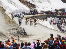 piemonte, italia 2018- ciclisti in salita durante la gara ciclistica internazionale giro d'italia foto