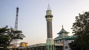 foto della torre della moschea con uno sfondo di cielo