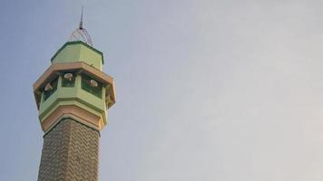 foto della torre della moschea con uno sfondo di cielo. per la progettazione di biglietti di auguri