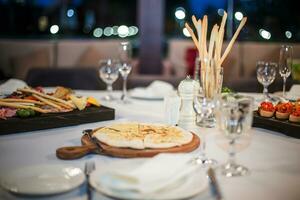 Pietro, pane, panini su il festivo tavolo. meravigliosamente decorato tavolo con cibo. foto