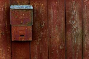 per lettere e giornali. traduzione di il russo testo. posta scatola su il di legno recinto rosso foto