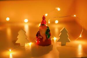 Santa Claus con un' Natale albero su il sfondo di ghirlanda luci. Natale sfondo. Natale sfondo con bokeh a partire dal ghirlande. foto