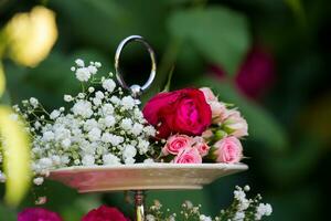 mazzo di fiori su cosa no per torta. decorazione di celebrazione con fresco fiori. floreale arredamento per matrimoni e banchetti. foto