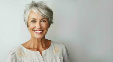 ritratto di un' bellissima 50s medio età donna con grigio capelli sorridente, copia spazio. ai generativo foto