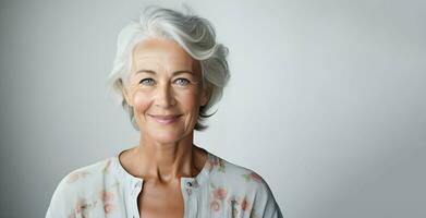 ritratto di un' bellissima 50s medio età donna con grigio capelli sorridente, copia spazio. ai generativo foto