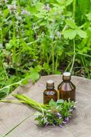 farmaceutico bottiglia di medicina a partire dal timo volgare, Comune timo, Tedesco, giardino o appena timo su un' di legno tavolo. preparazione di medicinale impianti. pronto pozione di erba. etnoscienza. foto