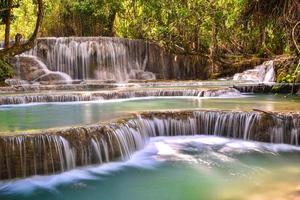 cascata di kuangsi a luang prabang, laos foto