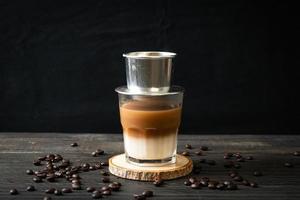 caffè al latte caldo che gocciola in stile vietnam foto