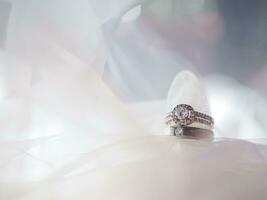 diamante Fidanzamento nozze anelli su bridal velo. nozze Accessori, San Valentino giorno e nozze giorno concetto. foto