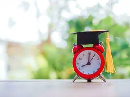 studia obiettivi, rosso allarme con la laurea cappello. il concetto per gestire tempo per successo laureato. foto