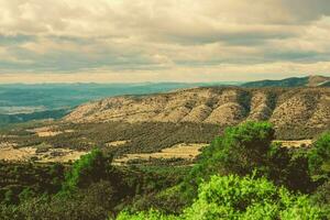 magnifico Visualizza di il montagna e foresta Spagna, Pirenei foto