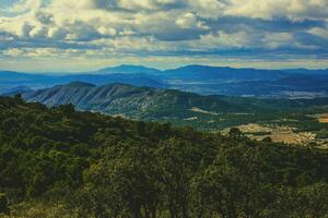 magnifico Visualizza di il montagna e foresta Spagna, Pirenei foto