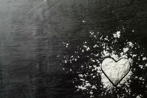 un' cuore sagomato zucchero su un' nero sfondo foto
