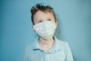mascherato bambino durante covid-19 quarantena. ucraino ragazzo indossare protettivo maschera epidemico coronavirus Wuhan, bambino protegge pm 2.5 polvere e aria inquinamento o respiratorio virus. foto