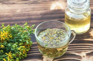 fermentato nel tazza fresco st. di Giovanni mosto. medicinale erbe aromatiche iperico per alternativa medicina e omeopatico rimedi foto