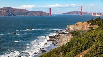 paesaggio di Golden Gate Bridge sopra l'orizzonte del mare da Baker Beach. foto