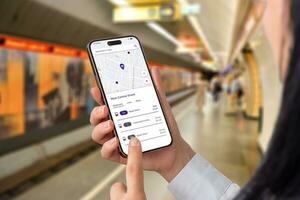 la metropolitana pubblico trasporto App con carta geografica e Partenze su inteligente Telefono nel donna mani. la metropolitana metropolitana nel sfondo foto