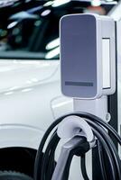 ricarica un elettrico auto batteria stazione, nuovo innovativo tecnologia ev elettrico veicolo foto
