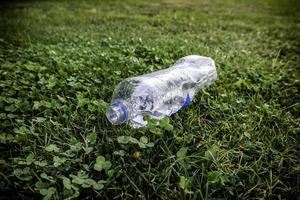 bottiglia d'acqua sull'erba