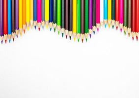 matite colorate su sfondo bianco da vicino foto