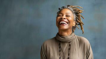 contento maturo africano donna sorridente allegramente Abbracciare una persona sua naturale corpo con dreadlocks con copyspace ai generato foto