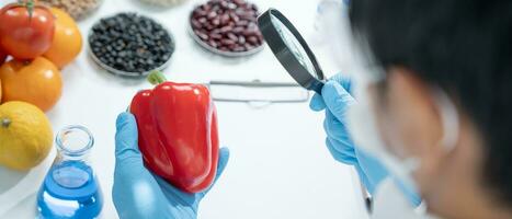 scienziato dai un'occhiata chimico frutta residui nel laboratorio. controllo esperti ispezionare il concentrazione di chimico residui. pericoli, standard, trova Proibito sostanze, contaminare, microbiologo foto