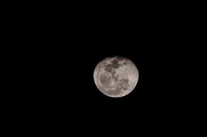 il Luna è visto nel il buio cielo foto