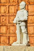 un' statua di un' cavaliere in piedi nel davanti di un' di legno porta foto