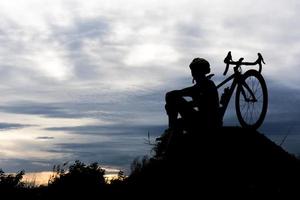 silhouette bicicletta ciclismo uomo sulla collina. concetto di relax e sport foto