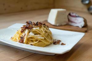 bucatini tradizionali italiani alla gricia guanciale pecorino pepe foto