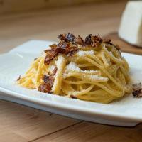 bucatini tradizionali italiani alla gricia guanciale pecorino pepe foto