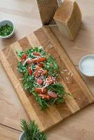 insalata di rucola con pomodorini e parmigiano foto