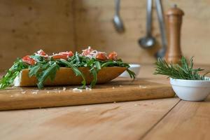 insalata di rucola con pomodorini e parmigiano foto