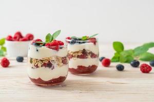 lamponi e mirtilli fatti in casa con yogurt e muesli foto