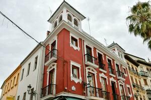 Visualizza di un' rosso e bianca edificio foto