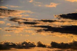 un' tramonto con nuvole nel il cielo foto