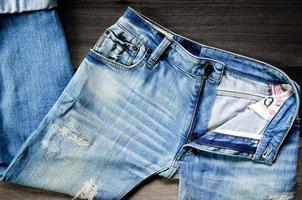 mancanza di blue jeans e texture di jeans sul pavimento di legno foto
