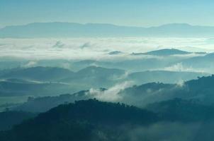 paesaggio di montagna con nuvole e nebbia, la nebbia sulla montagna. foto