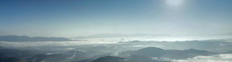 paesaggio di montagna con nuvole e nebbia, la nebbia sulla montagna. foto