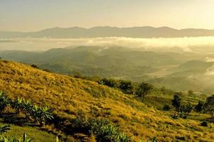 paesaggio di montagna con nuvole e nebbia, la nebbia sulla montagna. foto