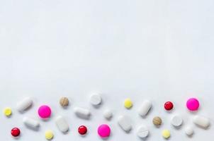 primo piano di pillole e farmaci, confezione di compresse di farmaci e capsule di pillole. foto