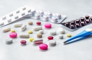 primo piano di pillole e farmaci, confezione di compresse di farmaci e capsule di pillole. foto