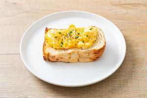 pane tostato con uova strapazzate foto