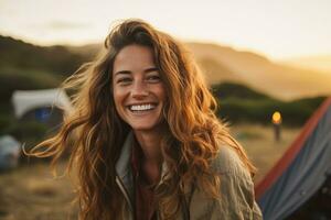 ritratto di ragazza guardare a telecamera mentre vicino campeggio tenda a tramonto ai generato foto